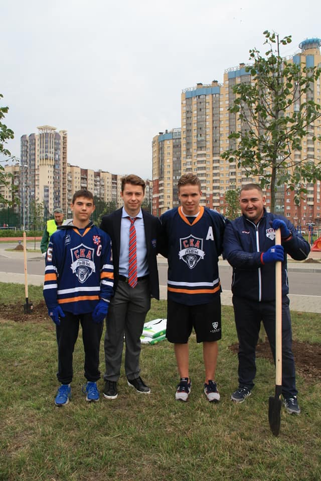 HCSilverLions's tweet photo. Хо��кеисты команды «СКА-Серебряные Львы 2003» вместе с игроками ХК СКА, Андреем Алтыбармакяном и Никитой Гусевым приняли участие в посадке деревьев на одной из аллей Хоккейного города… https://t.co/yekUMO7tAe