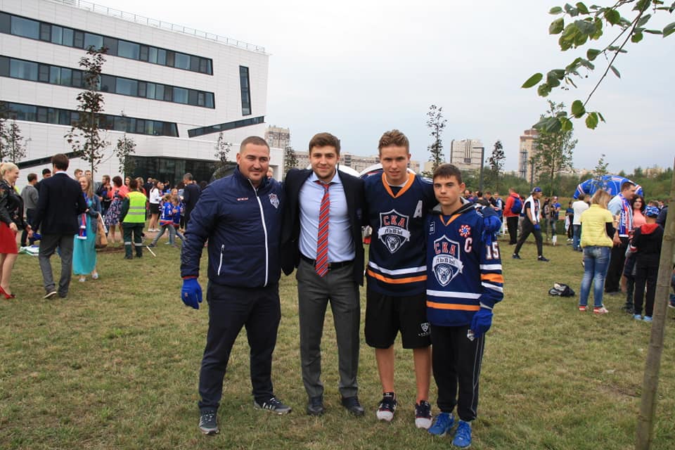 HCSilverLions's tweet photo. Хо��кеисты команды «СКА-Серебряные Львы 2003» вместе с игроками ХК СКА, Андреем Алтыбармакяном и Никитой Гусевым приняли участие в посадке деревьев на одной из аллей Хоккейного города… https://t.co/yekUMO7tAe