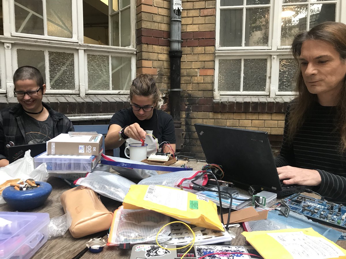 heartofcode's tweet image. Heute wird bei uns im Innenhof wieder fleißig gebastelt und gemakt und gemöpt und sogar noch gefilmt von @Pandemonium21 
#mfcheartofcode