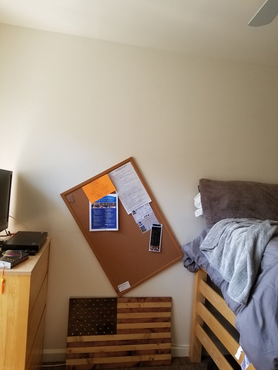 MadisonJade31's tweet photo. @CommandBrand cleaned walls and pressed down for at least a full minute, and 30 minutes later my 9lbs. velcro strips decide to die on me with a corkboard less than 1lb. What  am I supposed to do now? #collegelife https://t.co/laEfqK3qUP