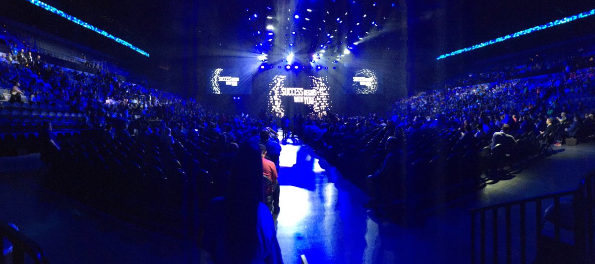 claud_hop's tweet photo. @VMworld I’m excited. I was expecting a big room but didn’t expect to walk into a stadium. Wow! https://t.co/lWGBAvhFw4