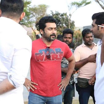 Kollyfilms_offl's tweet photo. Handsome 👱👕 #Suriya greets #Simbu 🧔🕶, #ArvindSwami 👨, #ArunVijay 🤵 and Team on Visiting #Chekk... https://t.co/jaG67sav3Y