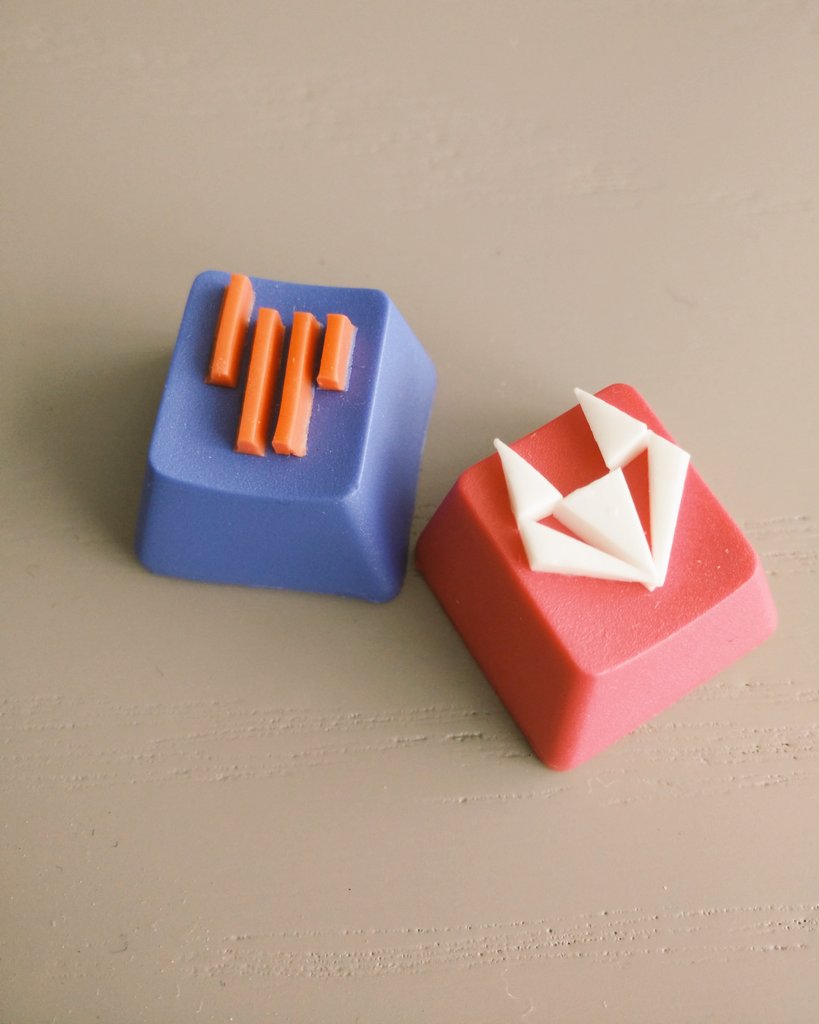 FilipaLacerda's tweet photo. #mycoworkersarwbetterthanyours Handmade @gitlab and @gitchat keycaps by @MadLittleMods 😍❤ 

#gitlabsummit #gitlabsummit2018 https://t.co/VjfYs09UYw