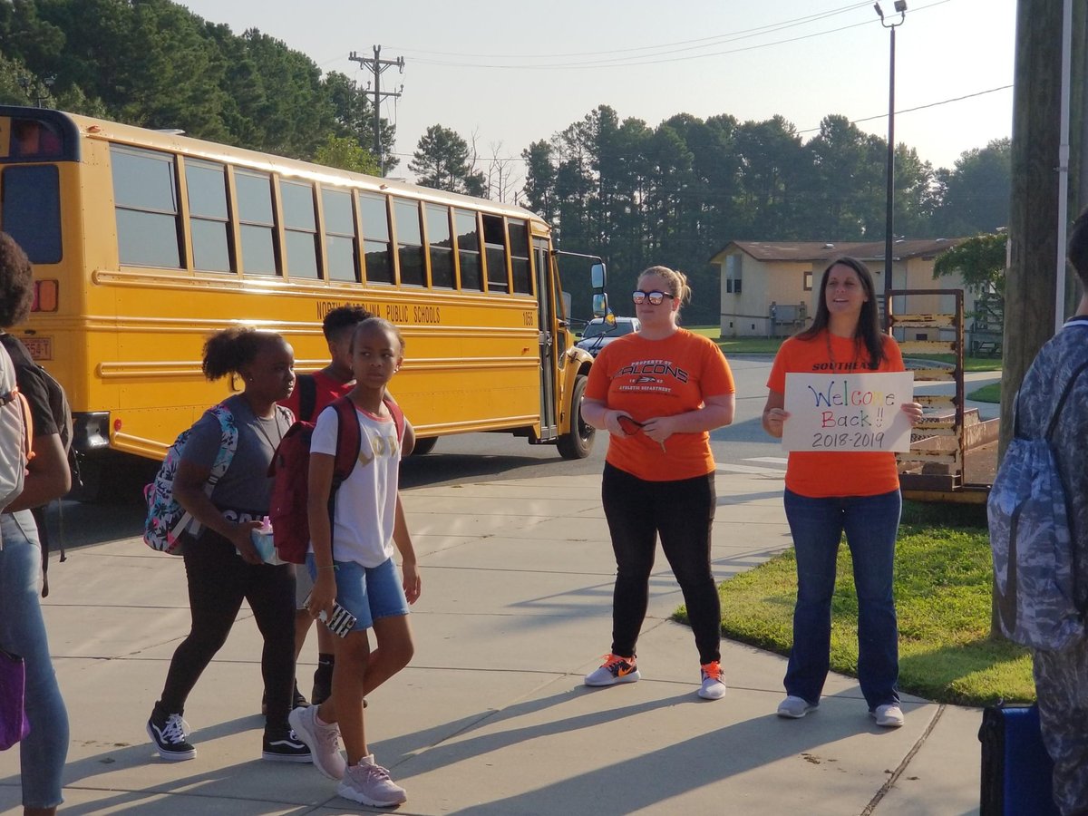 GCSchoolsNC's tweet photo. Southeast Middle is having a great first day of school! #GCSFirstDay2018 https://t.co/EZ5keLlPaI