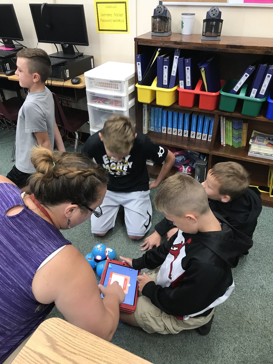 ClineElemKY's tweet photo. Students work on sequencing using Dash and Dots!   Great collaboration Mrs. DeMoss and Mrs. McGlone!  #TeamCline https://t.co/cRh59bA97T