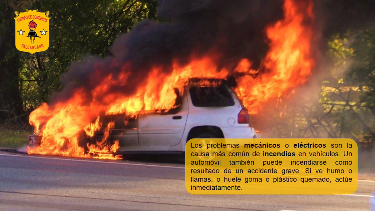 едет горящая машина