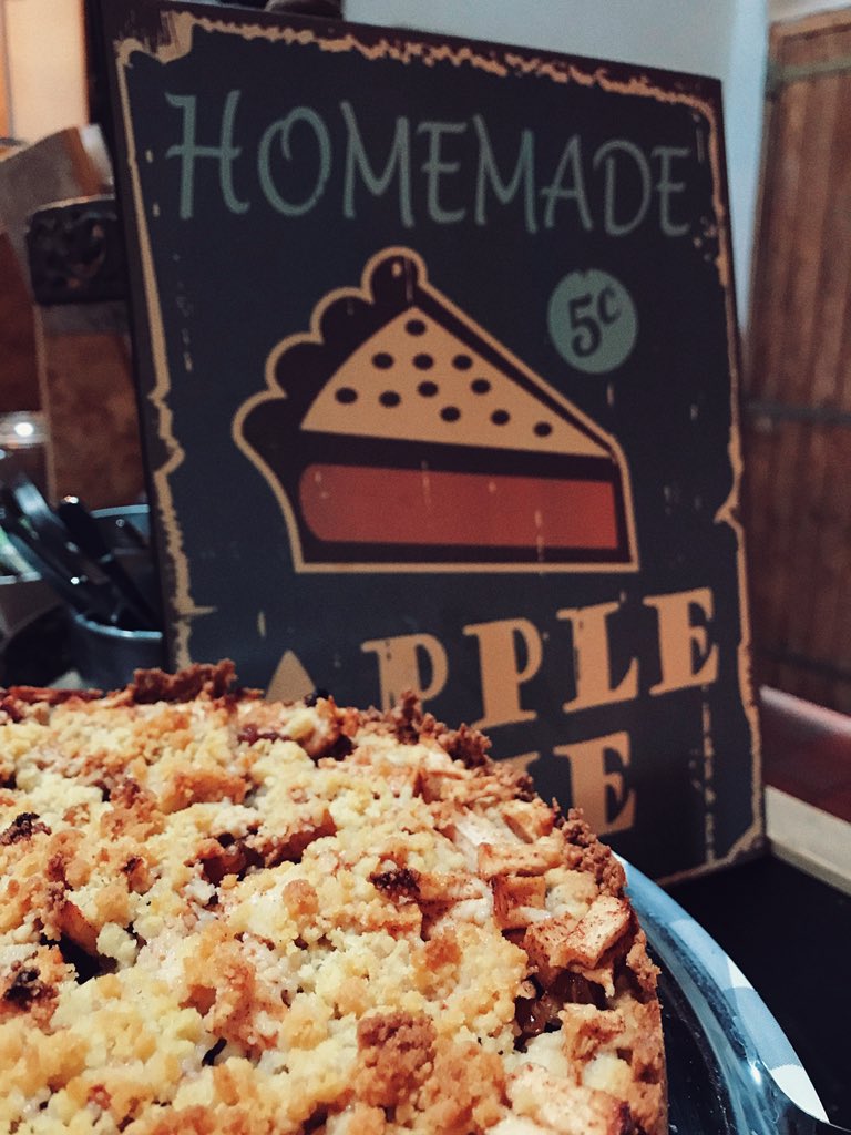 Ohhhh zó heerlijk 😍 We hebben weer een verse appeltaart gebakken! Kom je vanavond of morgen een stukje proeven? 🥧🍰 
#demillem #duinmeertje #hee #omnomnom