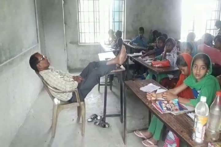 ऐसा हाल है छत्तीसगढ़ में शिक्षकों की # दुनिया चले जाए बाड़ में # इनको सोने से मतलब