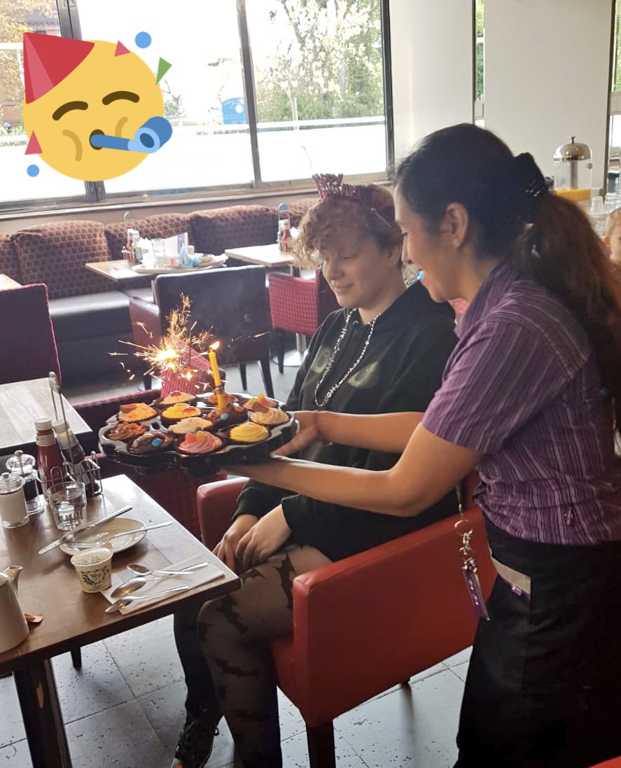 Luz sprinkling some #piwow dust on the birthday girl! #hampsteadhammers 🎉✌🏼<a href="/brunner79/">Alexandra Brunner</a> <a href="/LauraEvans81/">Laura EvansWrobleski</a> <a href="/clairejd108/">Claire Dillon</a> <a href="/Lin_say_D/">Dorothy</a> #mostloved