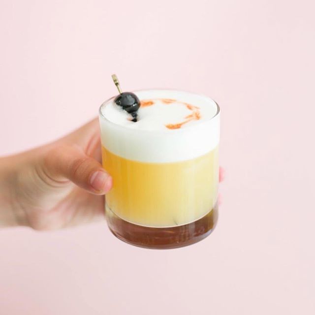 #whiskeysourday was a few days ago but we couldn’t help sharing this beauty from @womenandwhiskies. 💛 One of our favorite cocktails for damned! You pick the whiskey, we’ll do the rest. #findyourtonic #whiskeysour ift.tt/2PcKMpz