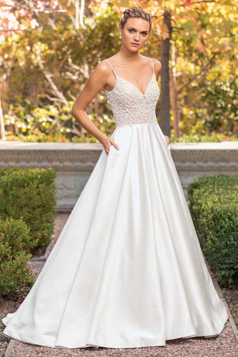 CasablancaBrida's tweet image. Did someone say “pockets”?! 🤭🤭🤭 You heard us right – #Style2347 Arielle is our #GownOfTheWeek, and she has pockets AND an irresistibly glittery bodice! casablancabridal.com/collections/va…