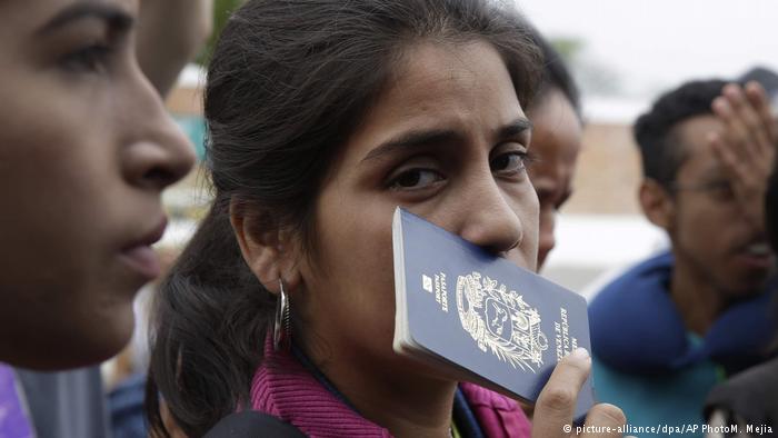 dw_espanol's tweet photo. Venezuela-España,
odisea sin retorno

Venezuela atraviesa una crisis humanitaria sin precedentes. La mayoría de las personas que solicitan asilo en España son de nacionalidad venezolana. En lo que va de año, 12.700 peticiones han sido introducidas. https://t.co/WwuU65fYyM [erc] https://t.co/NPf8nmhxjv
