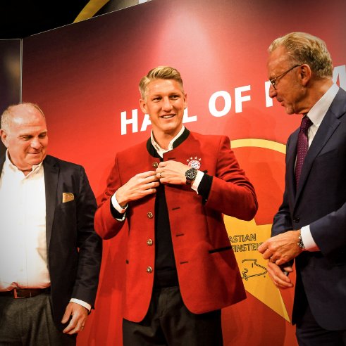 brfootball's tweet photo. Legendary @BSchweinsteiger is welcomed into the Bayern Munich Hall of Fame 🔴👏 https://t.co/6VlNNNOFuB
