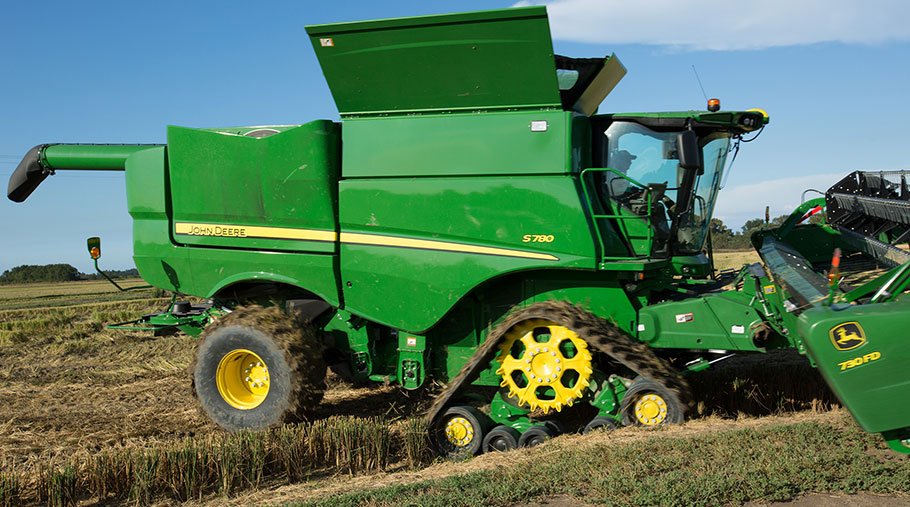 BritishArable's tweet photo. John Deere have released a new track system designed for their larger combines, along with other swanky features to make the green machines even more attractive π #BritishAgri via @FarmersWeekly #BritishArable https://t.co/GfE1k7gUzv https://t.co/TPV2nFWnkg