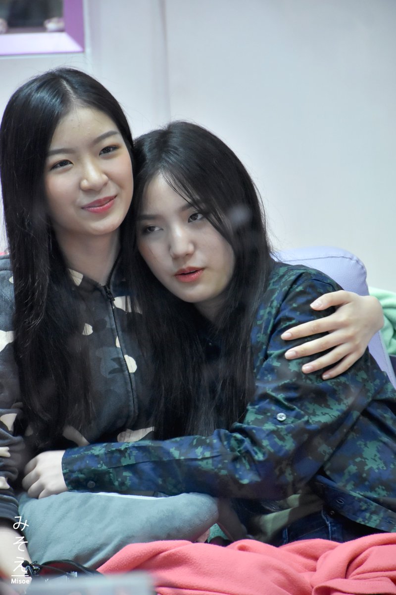 MISOE48's tweet photo. กอดกันทั้งไลฟ์เลย ❤️
#StangBNK48 #NatherineBNK48 #BNK48
https://t.co/6w5dMi14G7 https://t.co/spP7ZuyP6l