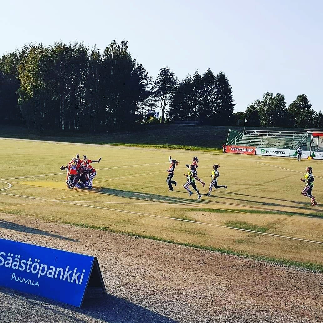 pkjuniorit's tweet photo. Pesäkarhujen B-tytöt suuntaa välieriin Kempeleestä voitoin 2-1!

Välieräsarjan otteluita pelataan seuraavasti (finaaliin pääsee kahdella voitolla):
To 30.8. 17.00 Pori - Janakkala   
Ma 3.9. 17.00 Janakkala - Pori
Pe 7.9. 17.00 Pori - Janakkala (tarv.)

Kuva: Jussi Varjus #pesis https://t.co/JbskFEXMJt
