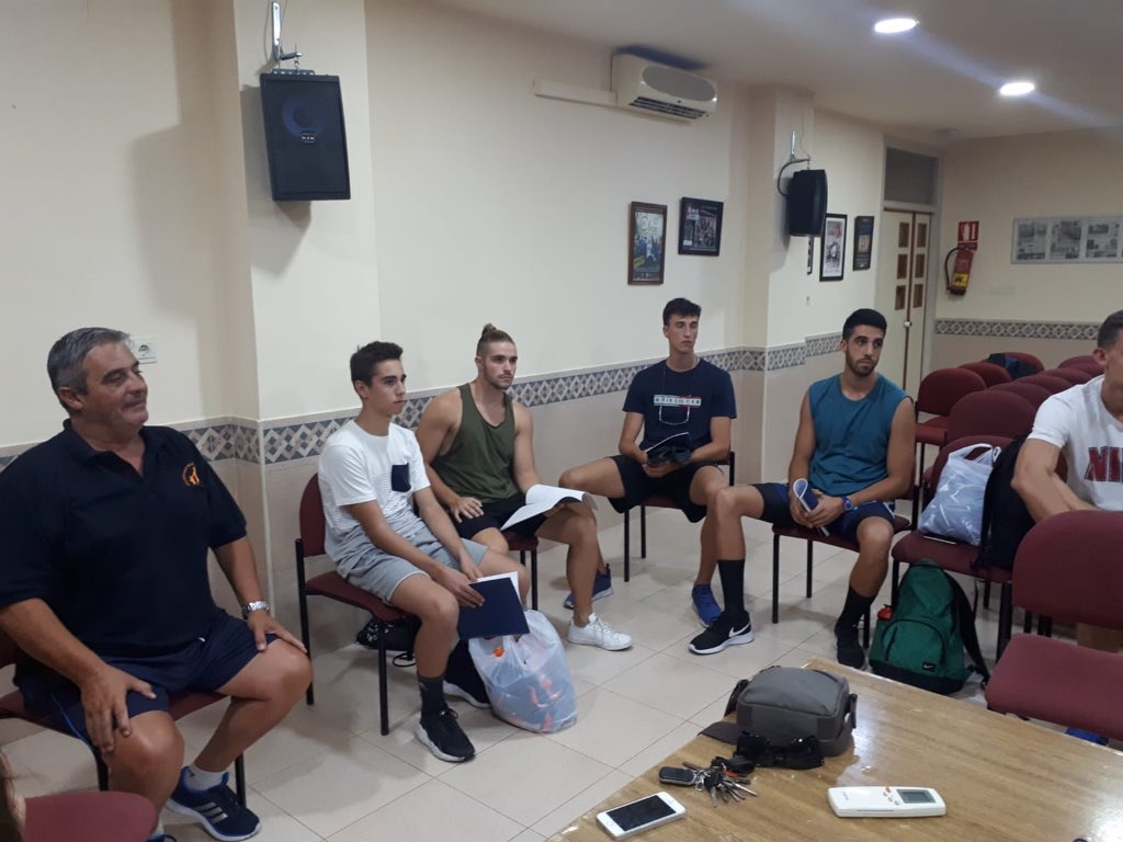 CAMESoler's tweet photo. Reunión de pretemporada con jugadores, cuerpo técnico, presidente y directiva... COMENZAMOS!!!! https://t.co/7OaM7cVgVQ