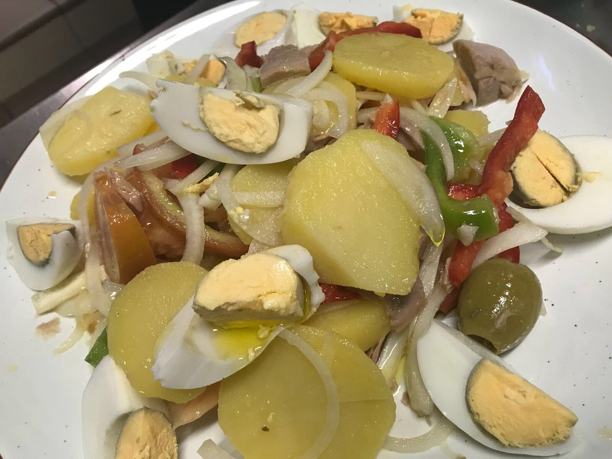 MadridDirecto's tweet photo. 📷😋Hoy, en #MD242 el Cocinero Edu nos enseña a hacer la tradicional ensalada campera que siempre, siempre, tiene como ingredientes imprescindibles la patata, el tomate y la cebolla 🥗 

A partir de las 🕖 en @telemadrid🍽 https://t.co/8DHa8SexpU