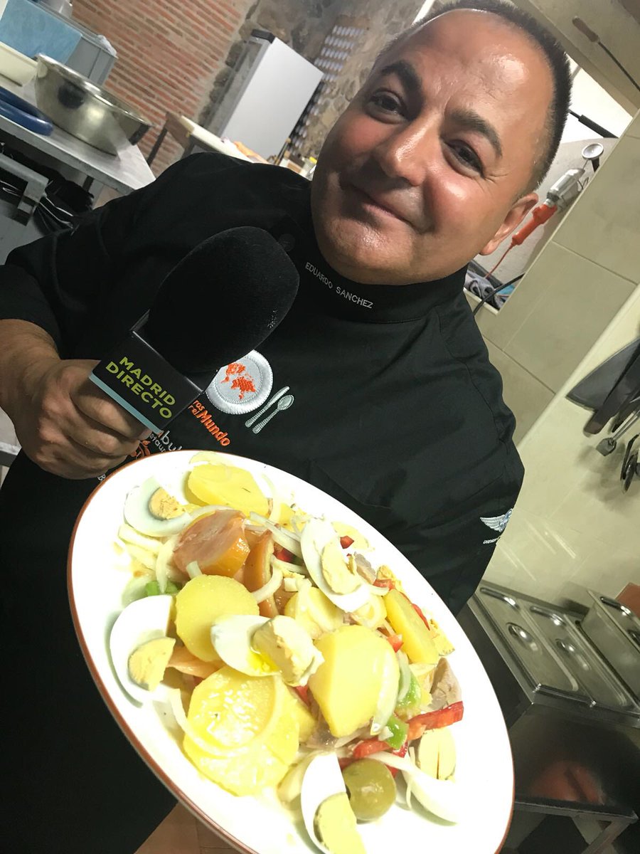 MadridDirecto's tweet photo. 📷😋Hoy, en #MD242 el Cocinero Edu nos enseña a hacer la tradicional ensalada campera que siempre, siempre, tiene como ingredientes imprescindibles la patata, el tomate y la cebolla 🥗 

A partir de las 🕖 en @telemadrid🍽 https://t.co/8DHa8SexpU