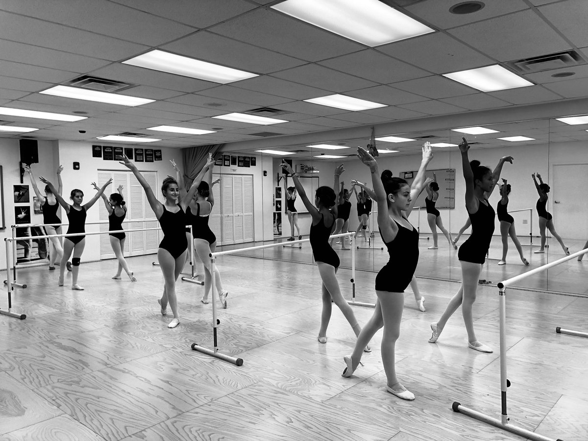 CarlaDuval305's tweet image. Meet us at the barre! The ballet barre that is! #gslearning #ballet #danceEd #gulliverdance