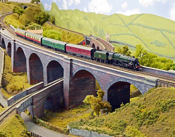 Eurospoor's tweet photo. Een van de topmodelbanen voor Eurospoor2018 uit de UK afkomstig. 'Midford', een al lang gesloten station van ...de Somerset &amp; Dorset Joint Railway in Zuid Engeland. Centerpunt is de prachtige Romeins aandoende brug met acht bogen. https://t.co/bkZtP7KIkN