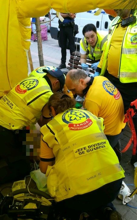 🚨 Parada cardiorrespiratoria #PCR recuperada en paciente de 82 años.  Nuestros #TES de Central de Comunicaciones activan unidades asistenciales #SVA y #SVB B2 🚑🚑, Apoyo Logístico + PC, Enfermera jefa de calidad, Médica jefa de guardia y Psicóloga.
¡Gran trabajo!

#Emergencias