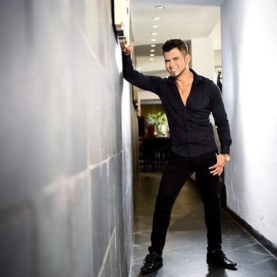 Juan Garcia , estilista profesional en Puerto Vallarta experto en cambios de imagen .
 citas al 2249879