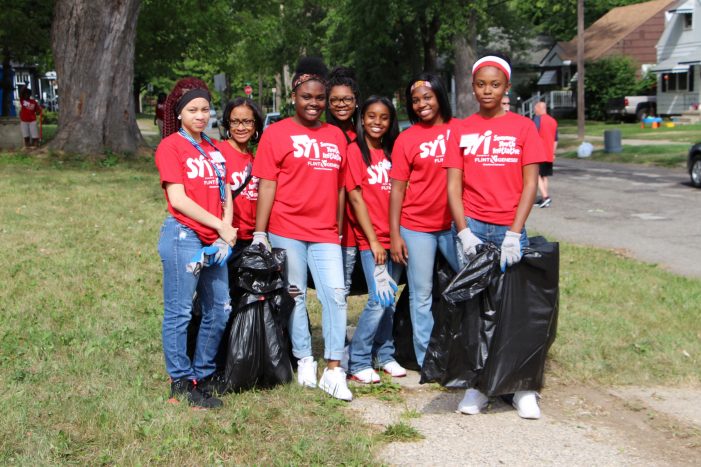 thehubflint's tweet photo. 300 Flint youth worked together to help clean up and beautify parts of the city! https://t.co/9Ac8W2oYja

#volunteer #FlintMichigan https://t.co/q4iK5VdP0m