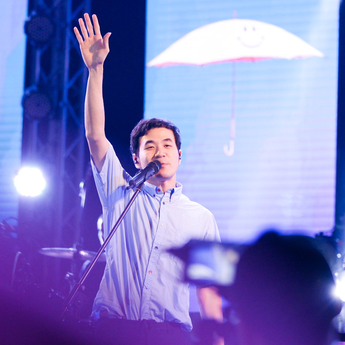 Bliisbii's tweet photo. ลืมโพสต์รูปเฮียแตมจากงาน Singing in the rain ถ่ายรูปท่ามกลางฝนแหมะๆ สมชื่องาน ถึงไม่เอาออกมาถ่ายกระเป๋ากระเปิ๋วก็เปียกหมดอยู่ดี 55 ต่อไปก็รอลุ้นว่ากล้องกับเลนส์จะยังไหวมั้ยงานหน้า 😂 #stampapiwat #singingintherain3 https://t.co/sAXP4E9Plw
