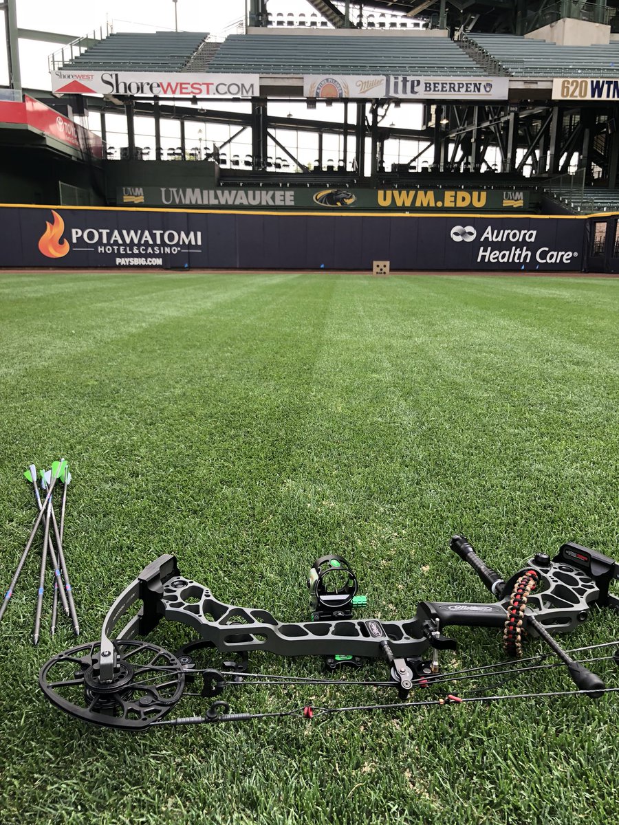 Strkn_outdoors's tweet photo. Hader taking a little on-field BP (Bow practice) before heading off the Cincinnati. No off Days. #RutReady #GetStruck #BrewCrew https://t.co/H4nr6Gro74