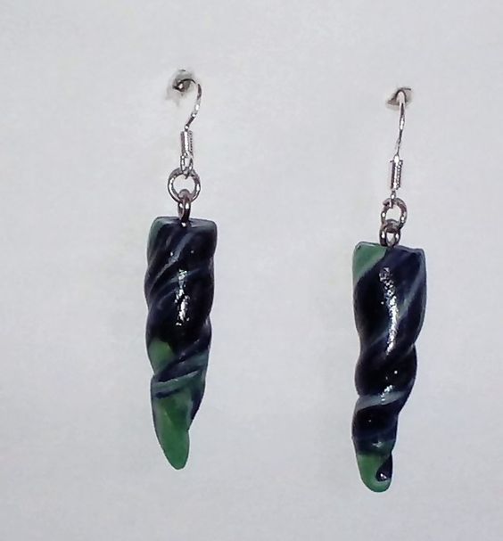 Das Gesamtbild der spiralförmigen schönen Ohrringe wirkt sehr edel  durch die Nachempfindung zu Lapislazuli Farbton und dem Übergang zum  Smaragd- Farbton. Ein wirklich einmaliges Schmuck-Geschenk. shop.unikateorbit.com/product/ohrrin…