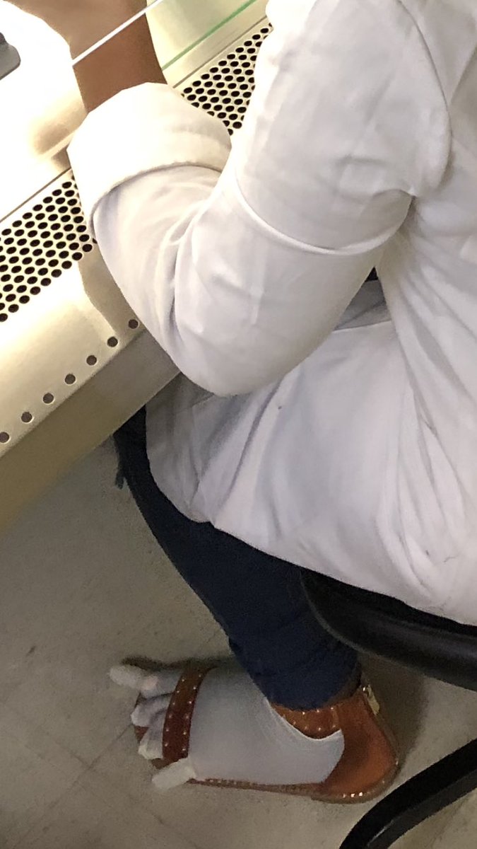 _shae0's tweet photo. when you forget your closed toe shoes for lab 🔬🤣🤣🤣 Dr. Freeman has outdone herself with this one Fiskites 👏🏾😂 https://t.co/C5Ga36iwdz