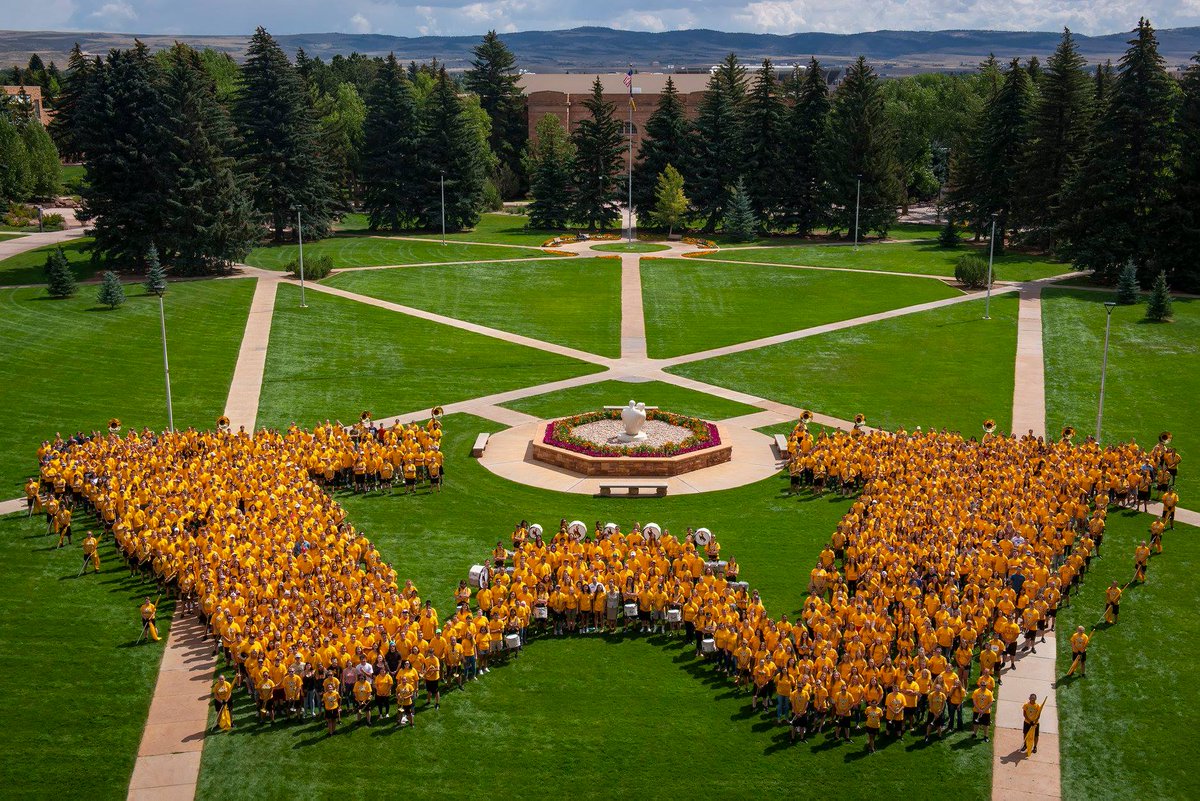 UWArtsSciences's tweet photo. Presenting the University of Wyoming's class of 2️⃣0️⃣2️⃣2️⃣! Welcome to campus! #PrepareForCompleteLiving #UWyo https://t.co/Uty1Vrggzj