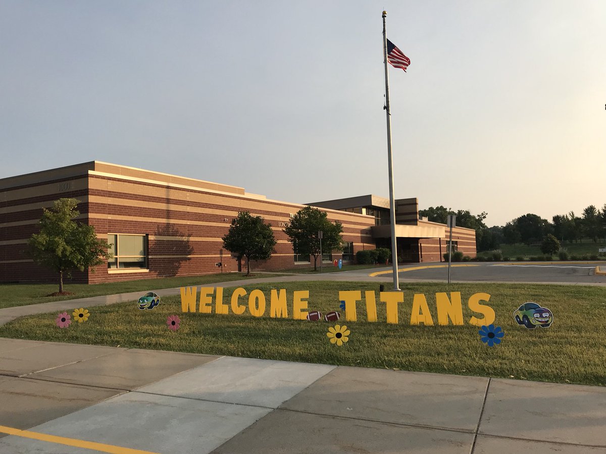 TCU_Lonsdale's tweet image. Welcome back TCU Lonsdale students and families!  In order to #lead, we first build #relationships! Thanks for a great day and for being #proactive!