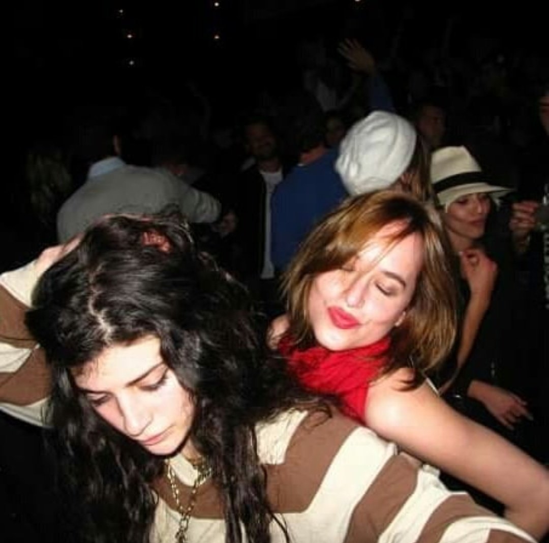 shineDakota's tweet photo. "Old and good time with my friend Dakota ❤ Miss you so much" #DakotaJohnson, via raquelderien https://t.co/TE6TffV1lZ