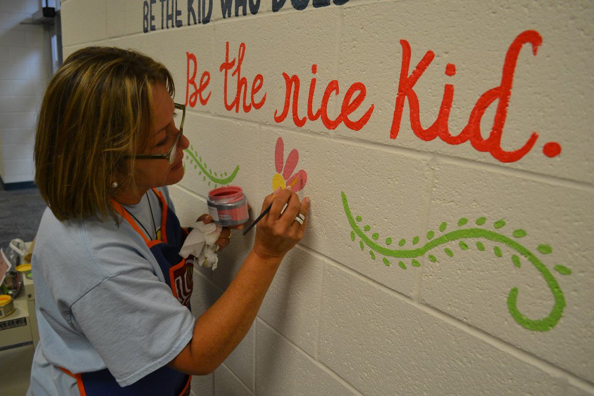 GCSchoolsNC's tweet photo. Be the nice kid. Claudia Capps, ESL teacher at @ReedyForkEle painted this mural last week as an important reminder for us all. #GCSFirstDay2018 https://t.co/W9TV8Pt9ut