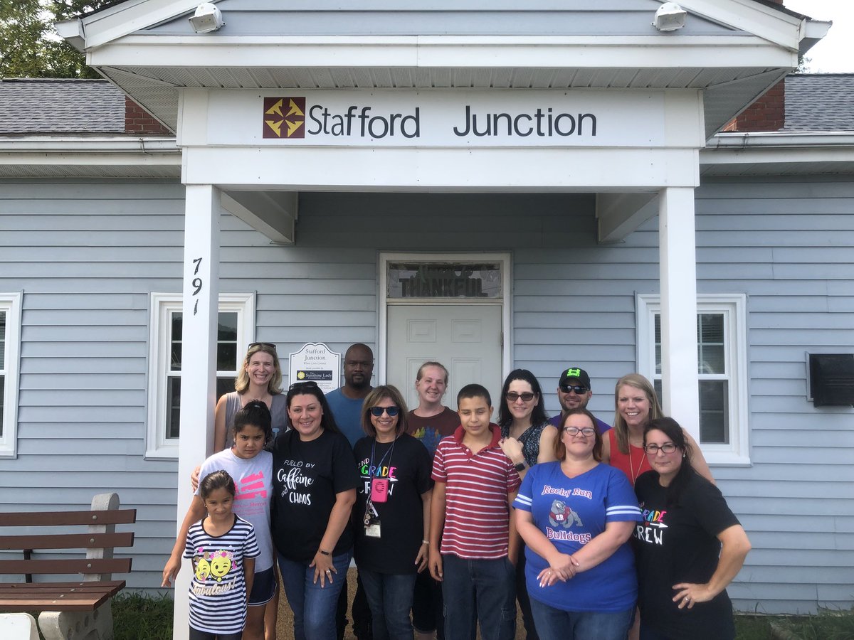 MrsADorazio's tweet photo. Stafford Junction LOVES. Our kids almost as much as we do!!! They SERVE all year! #rr_bulldogs #team7 https://t.co/OIn4IjQgMf