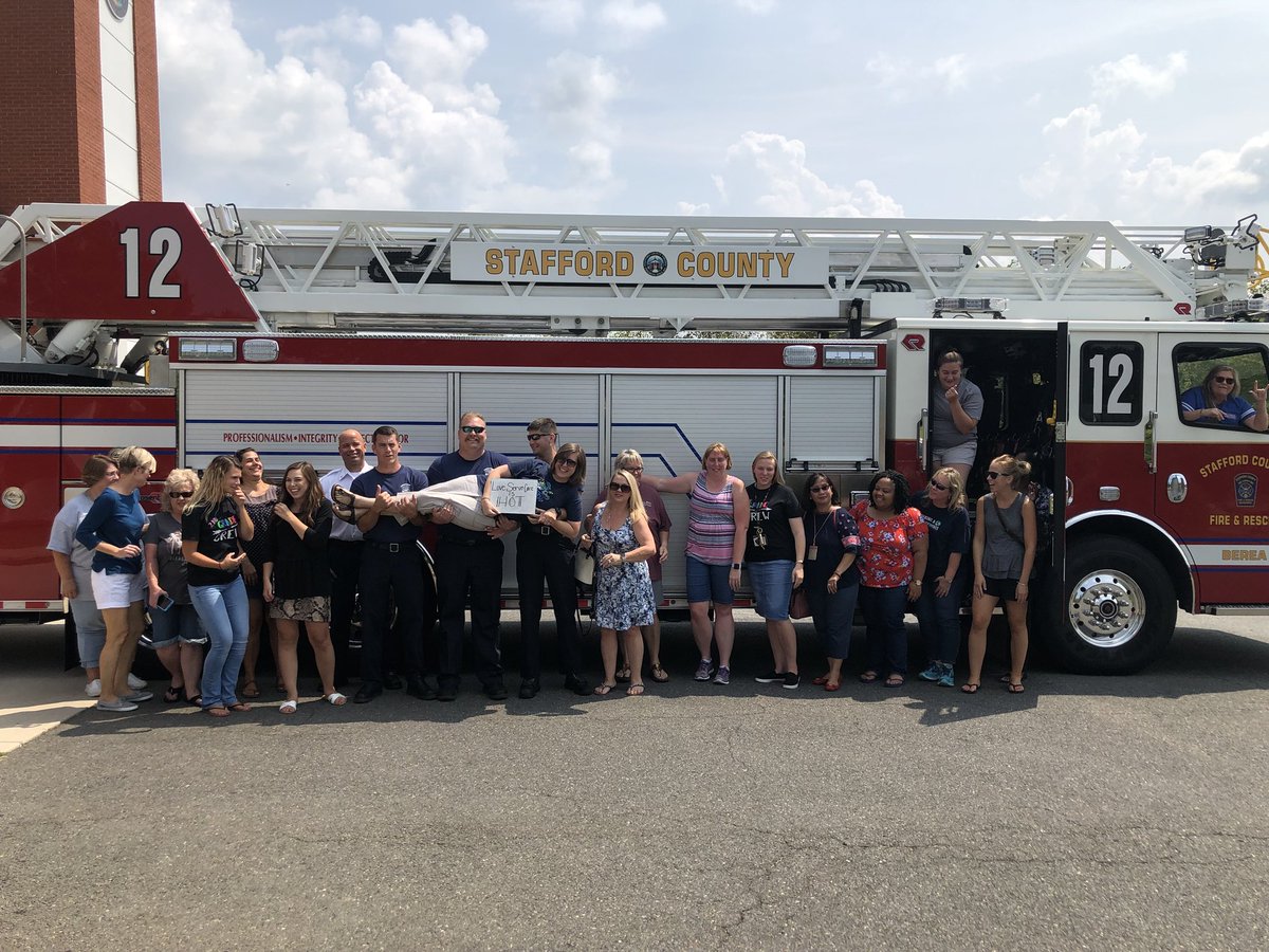 twill013's tweet photo. When bulldog teams collide! We love our community!!! #love #serve #care #team1 #team4 @KaitlinMcelvain https://t.co/WLQi6aB6CB