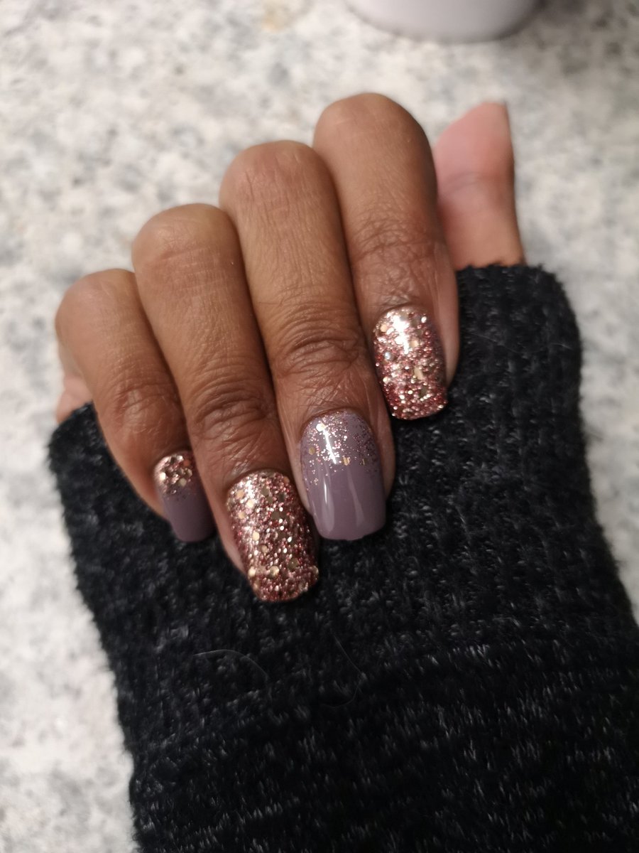 JustNadiene's tweet photo. Just popped on some @KissProducts nails @alexsilverpr #kissproducts #kissnails #alexsilverpr https://t.co/YPB7KGqkWM