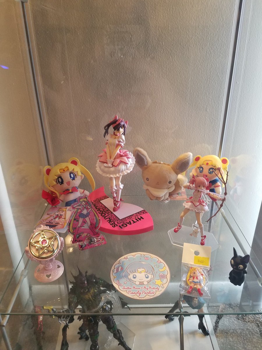 LuLu70984758's tweet photo. So much going on on the 3rd shelf. #madokamagica #vintagesailormoon #sailormoon #figures #figurine #figurecase #AnimeGirl https://t.co/hD2exmbJIG