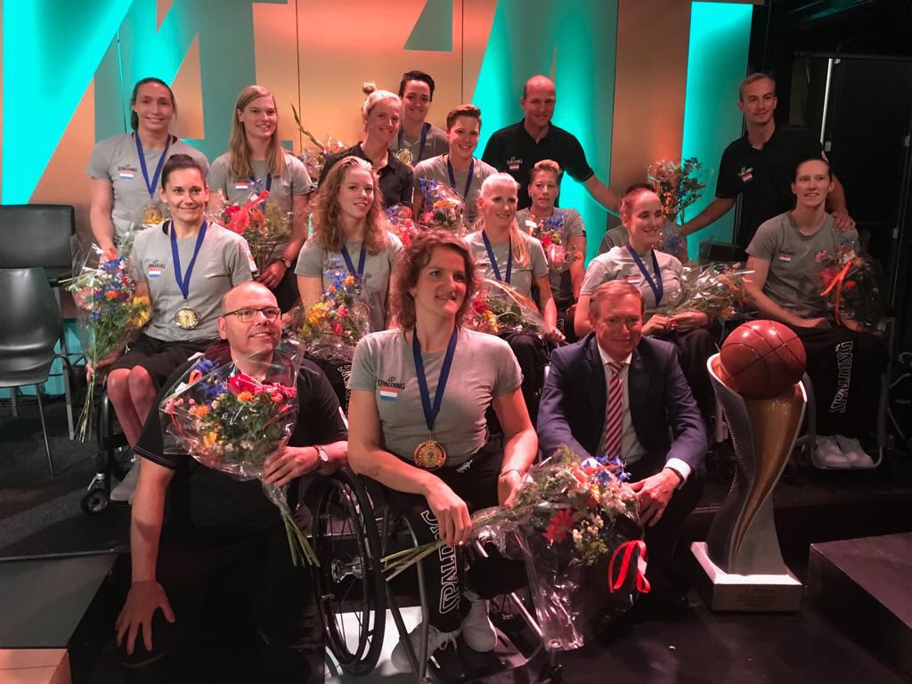 MinVWS's tweet photo. Minister Bruno Bruins voor Sport feliciteerde de rolstoelbasketbalsters met het WK-goud bij #DitisM. Bruins: ‘Wat een topprestatie! Graag tot gauw op Papendal.’ https://t.co/DwmYinoHLH