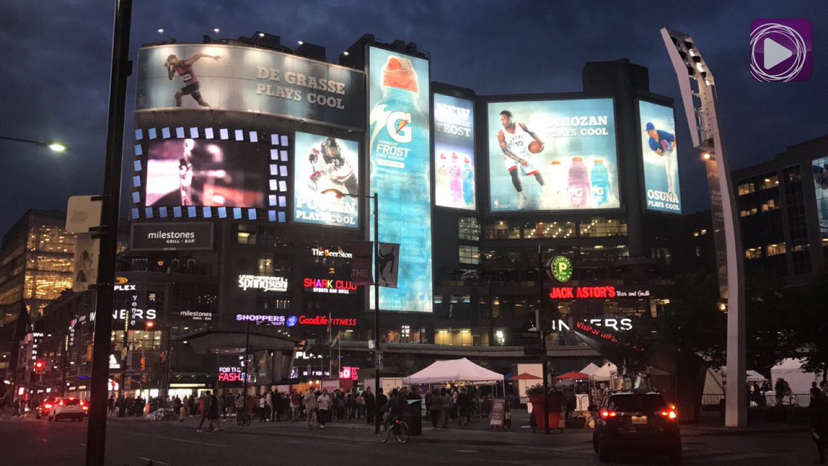 EBCDigitalNest's tweet photo. Walk down #NathanPhilipsSquare or #DundasSquare at any time of the day, and you'll see why many call the #6ix the 'New York of Canada'. π«β¨ πΈ: Arnie Aquino #EBCCanadaBureau
#DowntownTO #Torontotingz #BlogTO #EBCDN #NET25 #1with25 #EBCPhotography https://t.co/3i7uPCrPmt