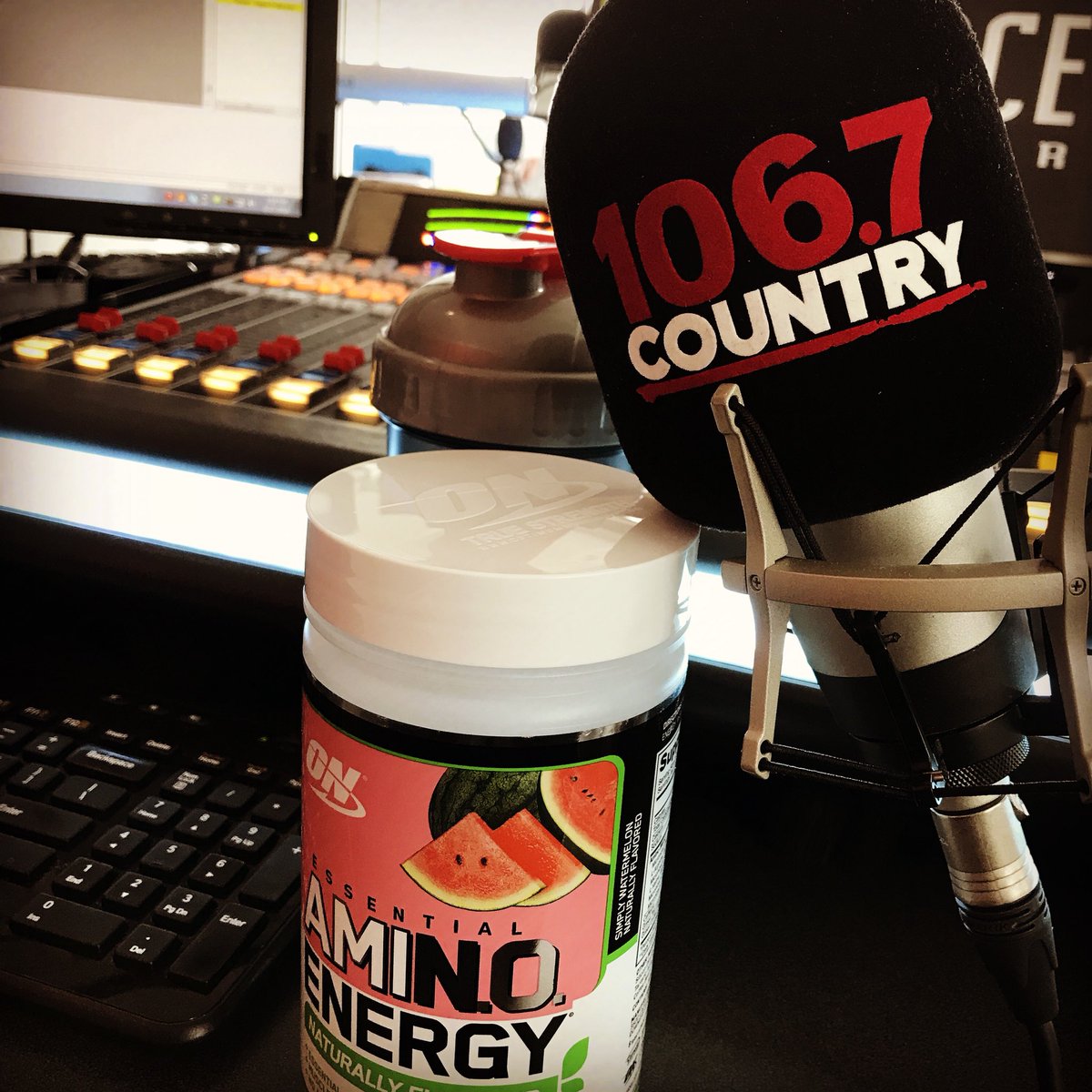 mrryangosse's tweet photo. Dang! This @optimumnutrition #AminoEnergy is gettin me ready for my show! 5g Of Aminos PLUS 100mg of caffeine for some energy will allow me to sustain high energy!
Thanks to @healthyusupplements for the hook up on their latest contest! #fitfam #radiofit #fitness #kwawesome https://t.co/ynh6OwtIZB