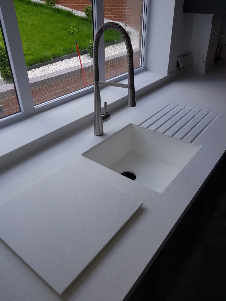 HawdonSurfaces's tweet image. Staron Meteor Tempest Work Surfaces.
Coved upstand going seamlessly into the window sill AND into a splashback behind the hob!
This has a very subtle sparkle that the photos don't pick up in but when the sunlight hits it...😍
Message Scott for info:
🔥Info@Hawdonworksurfaces.com