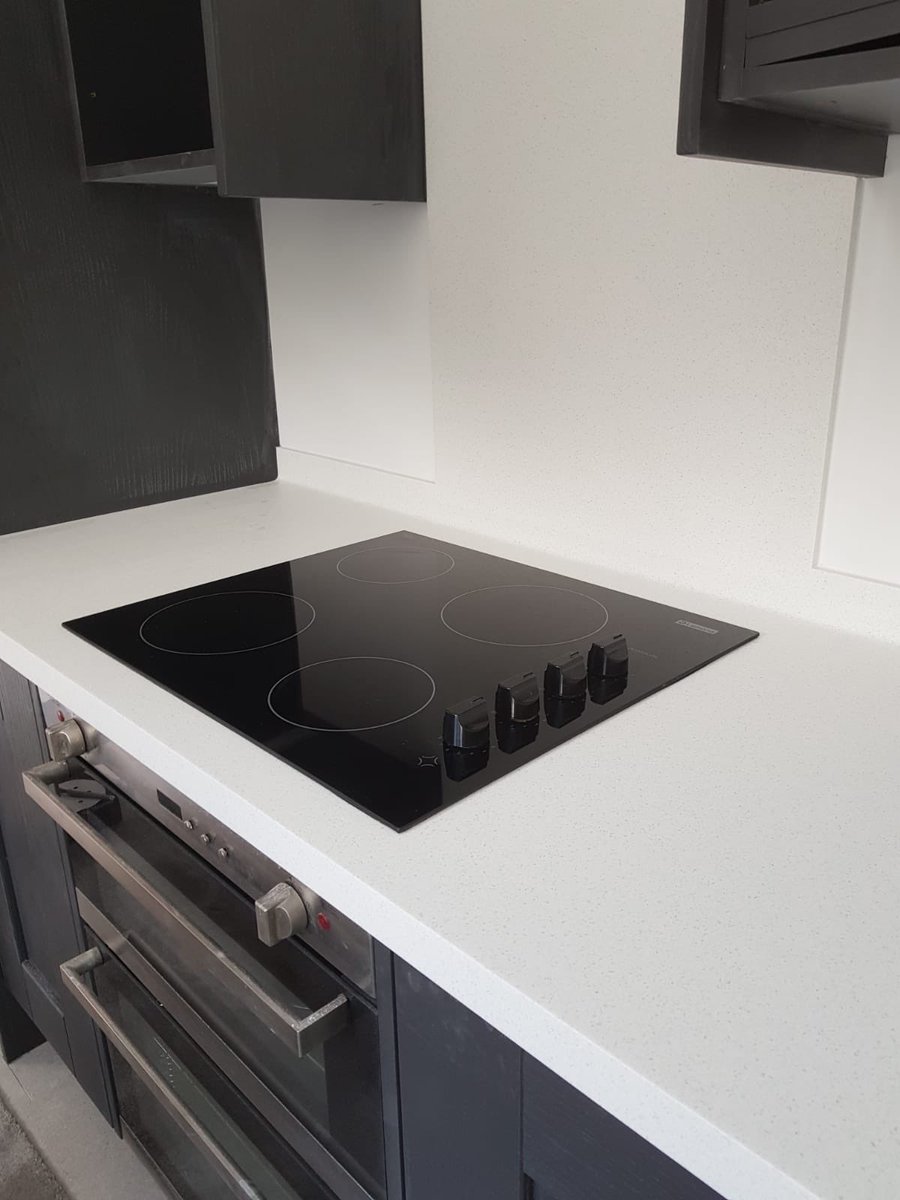 HawdonSurfaces's tweet image. Staron Meteor Tempest Work Surfaces.
Coved upstand going seamlessly into the window sill AND into a splashback behind the hob!
This has a very subtle sparkle that the photos don't pick up in but when the sunlight hits it...😍
Message Scott for info:
🔥Info@Hawdonworksurfaces.com