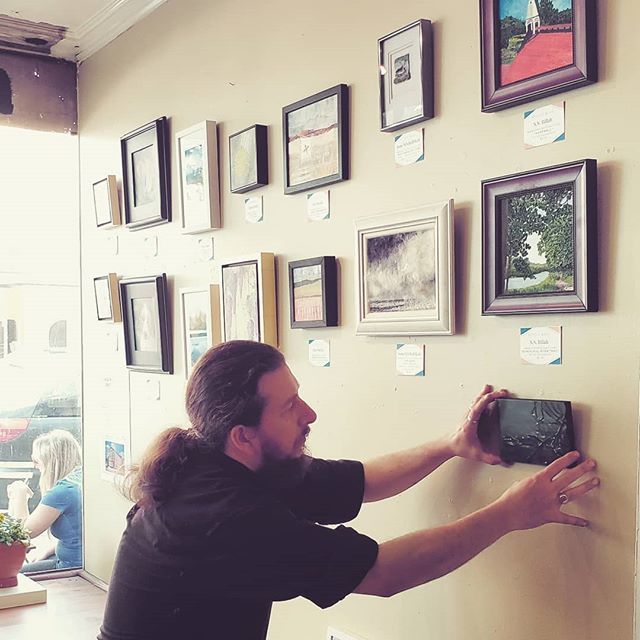 merrillweberart's tweet image. Today we're busy hanging the Small Works Show of select #springcitymillstudios artists at the Artisans Cafe and Gallery, across the street from @thecolonialtheatre in #phoenixville PA. The show will be up through September. Hope to see you during #firstf… ift.tt/2MWFIb8