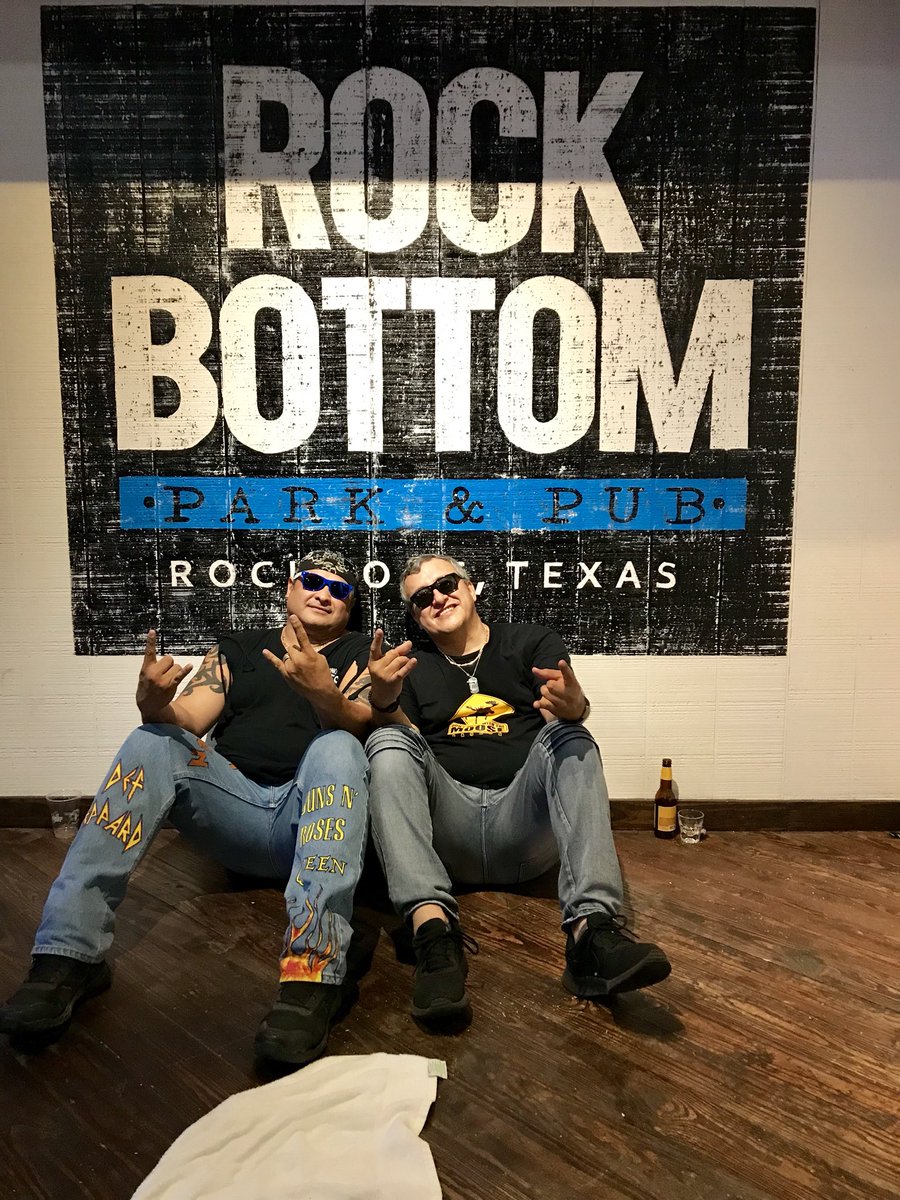 kensal1989's tweet photo. With my music brothas from SA Lights A Rock Tribute at the Rock Bottom Park &amp; Pub in Rockport Tx....#rocknroll #music #tributeband #tribute #salights #brothas #musicisall #rockporttx #rockport #texas #tx https://t.co/hegJ8wurZ2