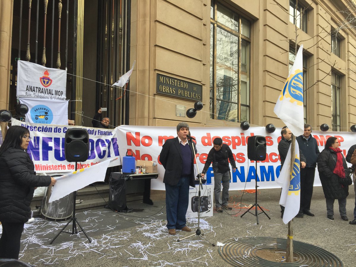 nubiabouffanais's tweet photo. Hoy los trabajadoras/os del @mop_chile #MOP comienzan #ParoNacional por más de 200 despidos arbitrarios e injustificados. En la defensa del empleo público. #AsoSubdere presente. https://t.co/meBN4GregK