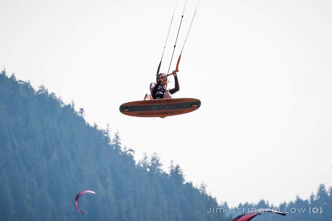 oceanrodeo's tweet photo. "Sometimes I hike mountains, sometimes I fly over them 🏄🏽♀️"
.
photo @stringy
•
•
•
•
#windfest2018 #oceanrodeo #toddcares #kitesista #wateraddicts” https://t.co/onizxFLJiP https://t.co/N3pEJXxIyH