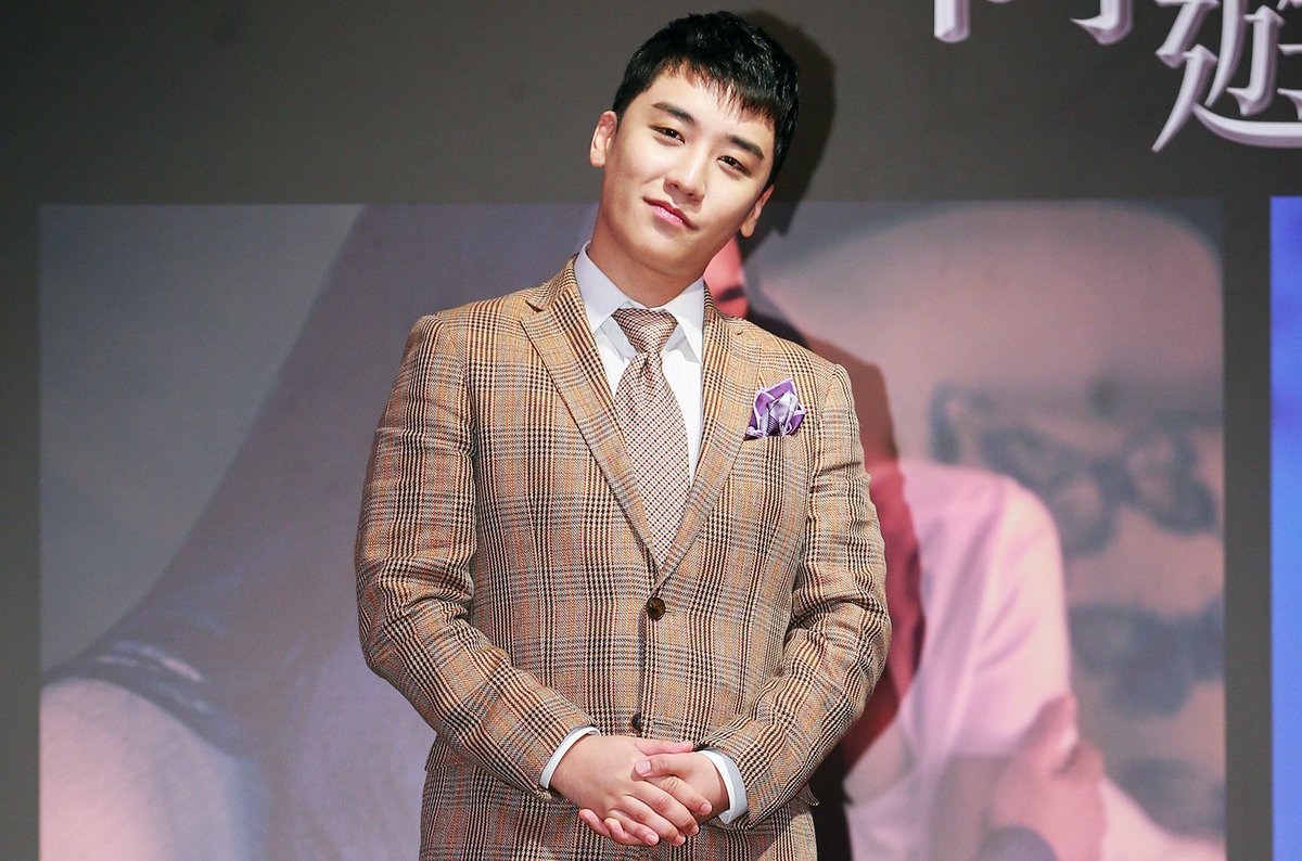 billboard's tweet photo. Seungri's debut tour proves his power as a solo star https://t.co/UR7SZ5mWFf https://t.co/xUGLa94nn0